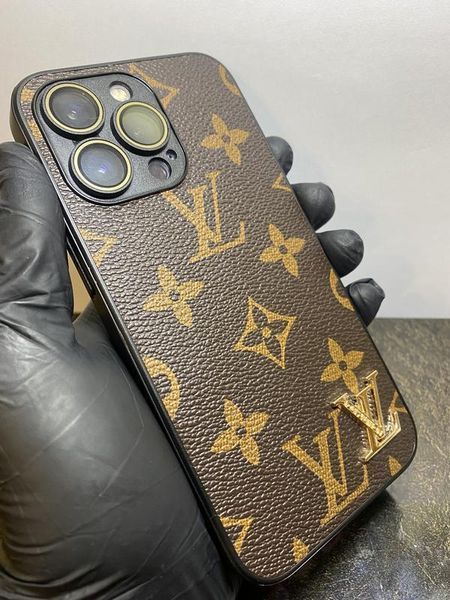 Чохол для iPhone 16 Pro із золотистим лого та захистом камери 9990 фото