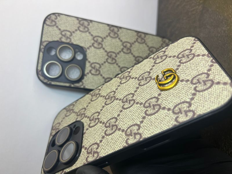 Дизайнерський чохол із металевим логотипом для iPhone 16 Pro Max , у стилі GG , бежевий 9930 фото