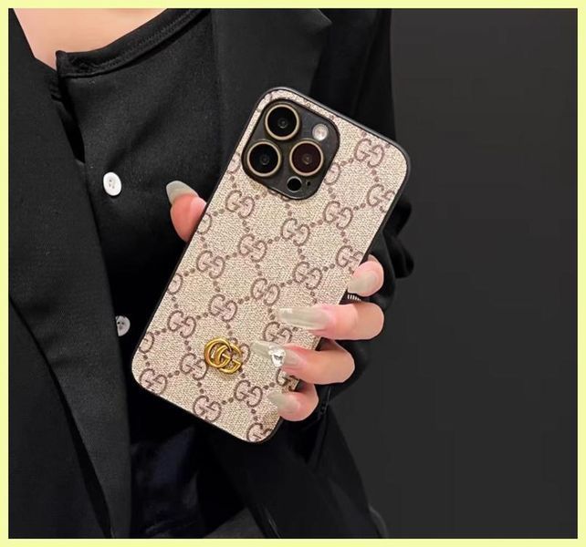 Дизайнерський чохол із металевим логотипом для iPhone 15 Pro Max , у стилі GG , бежевий 9915 фото
