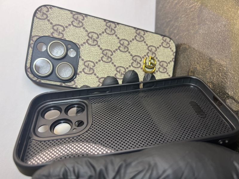 Дизайнерський чохол із металевим логотипом для iPhone 14 , у стилі GG , бежевий 9890 фото